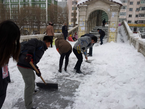 九州平台（广州）股份有限公司青年志愿者协会闽江社区清雪活动 